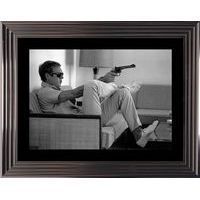 Affiche encadrée Noir et Blanc: Steve McQueen - Takes aim - 50x70 cm (Cadre Tucson)